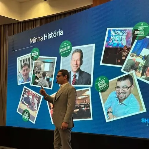 Empresários fazendo negócios no intervalo do evento
